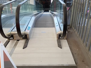 RUTSCHSCHUTZ DER ROLLTREPPEN 