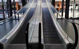 RUTSCHSCHUTZ DER ROLLTREPPEN 