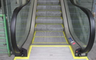 RUTSCHSCHUTZ DER ROLLTREPPEN 